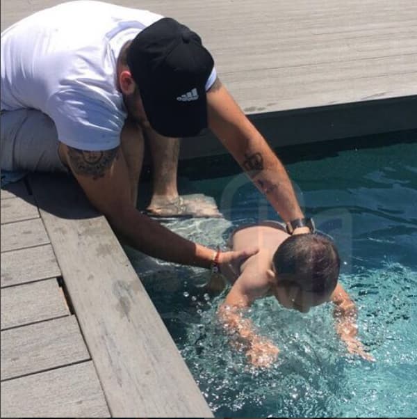 En exclusiva compartió una foto familiar muy especial, mostró cómo enseña a nadar a su pequeño hijo Santiel. El cantante contó que esta fue la primera vez que el pequeño se mete a una alberca.
