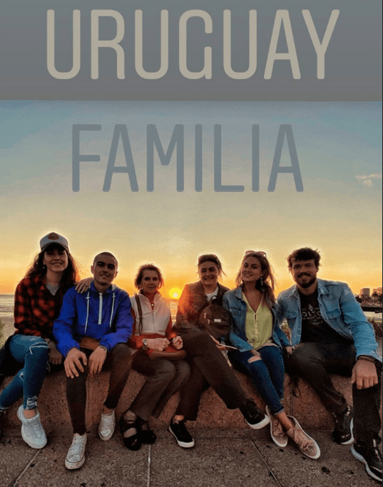 La actriz de 'Rubí' también compartió, a través de sus historias de Instagram, una fotografía junto a varios miembros de su familia que residen en Uruguay.