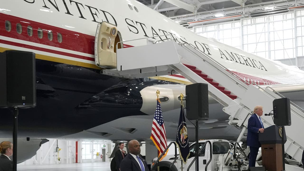 Trump presenta el nuevo Air Force One desde Base Andrews en Maryland