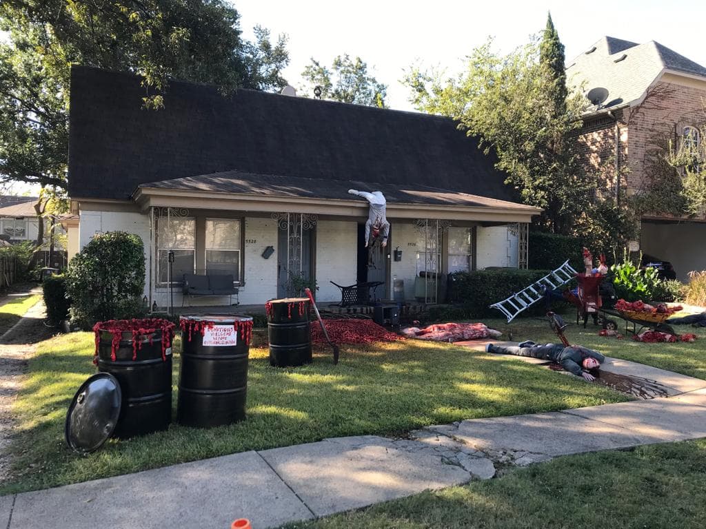 Steven Novak, un artista de Dallas, ha llamado la atención de sus vecinos, personas curiosas e incluso hasta de la policía por el tipo de decoraciones escalofriantes que instaló afuera de su casa durante esta temporada de Halloween.