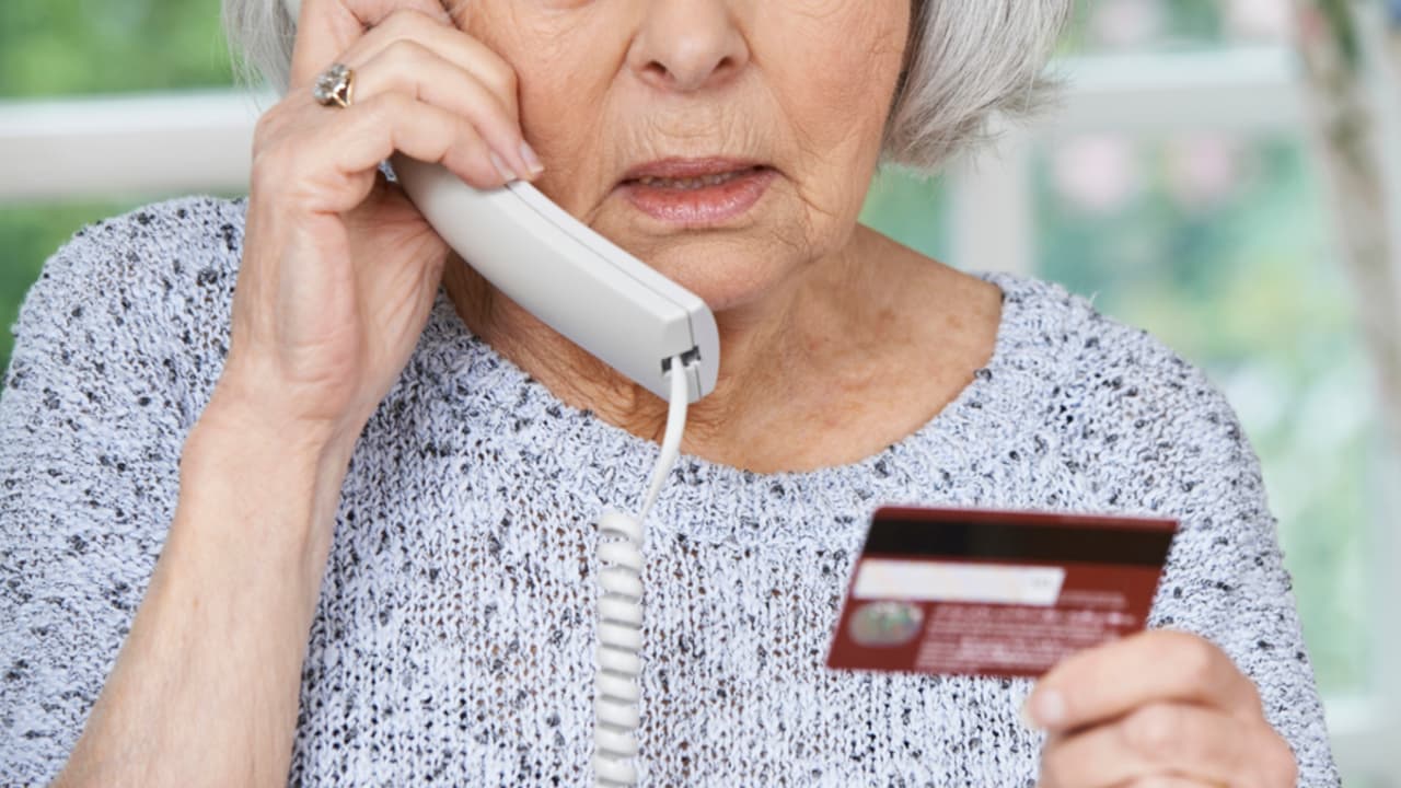 <h3 class="cms-H3-H3">La ley SB73 va contra el telemercadeo no regulado </h3>
<br>
<br>La SB73 responsabilizará a las empresas por las llamadas de telemercadeo ilegales realizadas por contratistas externos.
<br>
<br>
<i>Telemercadeo </i>es la práctica de empresas que quieren venderle productos o servicios por teléfono.