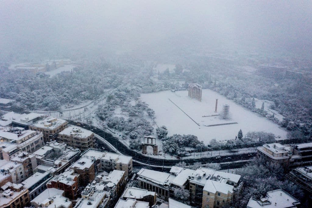 En esta fotografía aérea, 
<b>se ve el antiguo templo de Zeus cubierto de nieve </b>durante una rara nevada fuerte en la ciudad de Atenas. Protección civil indicó que se espera que este miércoles las condiciones comiencen a mejorar. 
<br>