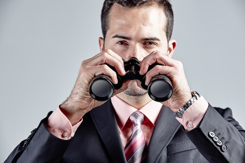 Los autos que están en la carretera no lo ven, pero el vigilante, hasta cierto punto, está mirando algo que sucederá en pocos minutos. 
<br>