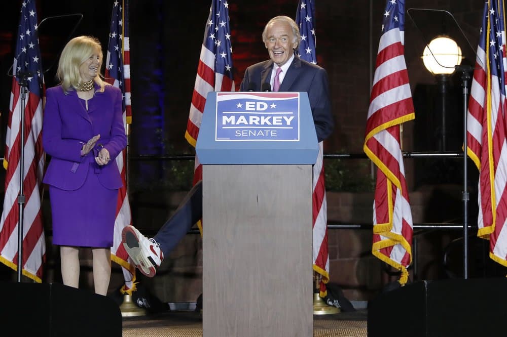 En senador Markey mostrando sus zapatilla Nike Air Revolutions que se convirtieron en su sello de campaña.