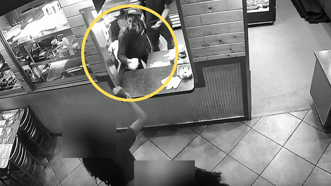 Les lanzó grasa caliente: El momento en que una empleada de Wingstop reacciona contra los clientes 