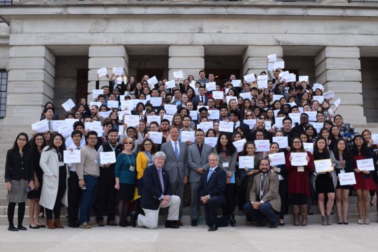 Estudiantes inmigrantes que apoyan el proyecto posan con el gobernador Bill Haslam y los patrocinadores del proyecto de ley, el representante Mark White y el senador Todd Gardenhire durante una visita al Capitolio Estatal en marzo.