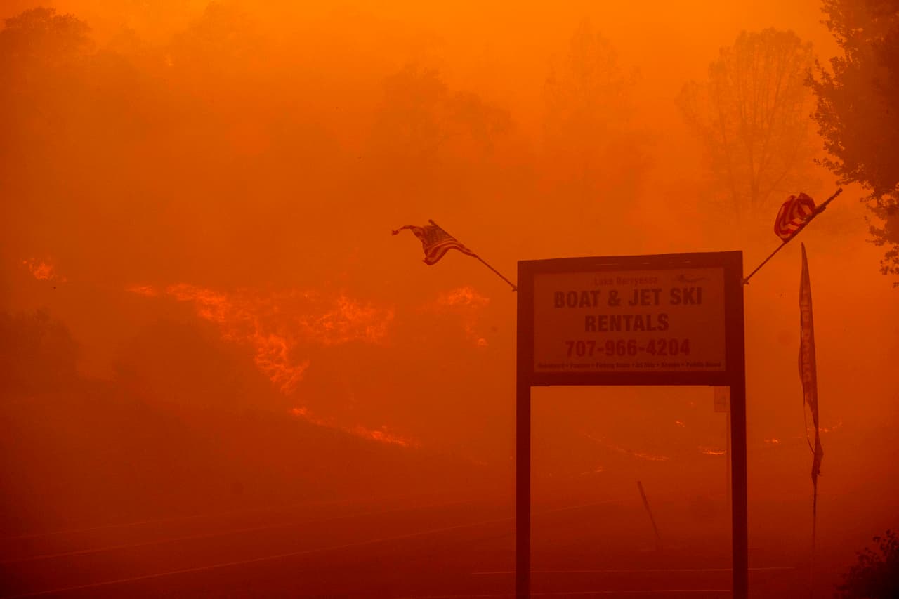 La policía y los bomberos fueron de puerta en puerta por la mañana de este miércoles tratando de advertirle a los habitantes de Vacaville, una ciudad de unos 100,000 habitantes entre San Francisco y Sacramento.