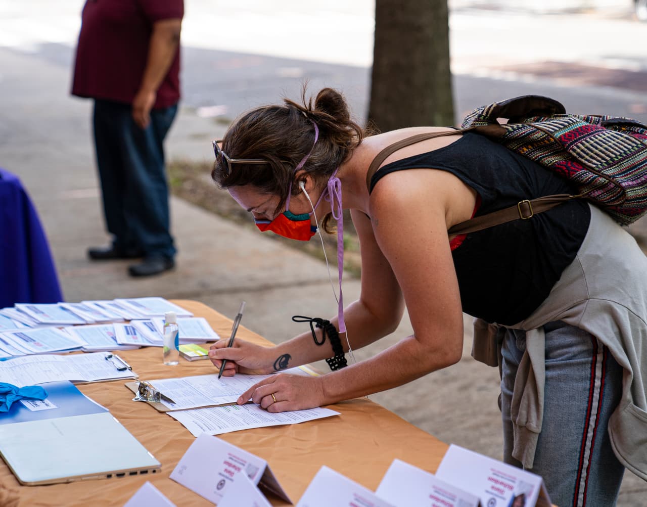 La mejor forma de culminar la celebración del Mes de la Herencia Hispana es registrándonos para votar
