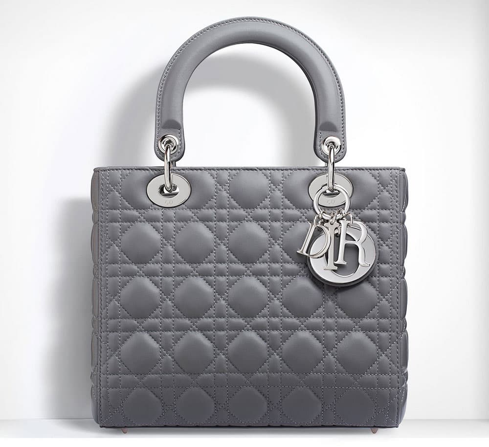 <b>Lady de Dior</b>
<br>En 1955 la Primera Dama de Francia en turno, Bernardette Chirac, hizo un encargo especial a Dior para obsequiárselo a la Princesa de Gales: Lady Diana. Fue así como surgió la bolsa más emblemática de la
<i>maison</i> francesa. Ella lució la bolsa en incontables ocasiones, por lo que se hizo popular alrededor de los 90’s, aunque ya existía desde antes bajo el nombre
<i> 'Chouchou'</i>.