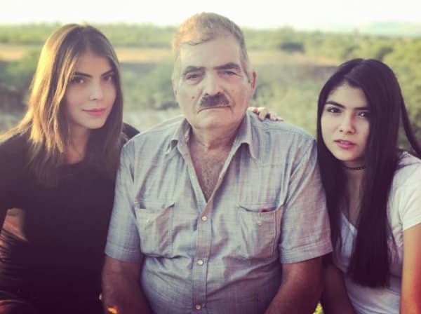 Ellas son Esmeralda y Dulce Ugalde, medias hermanas de la llamada 'Reina Grupera', que también cantan y montan a caballo, pero sólo Esmeralda se ha dedicado de manera profesional.