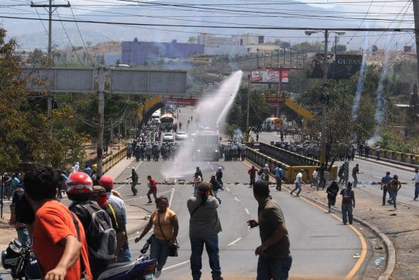 Además 'no nos queda más que seguir luchando para que sean derogados los juicios políticos y que Zelaya pueda regresar sin condiciones al país' sentenció de manera convincente, Barahona.