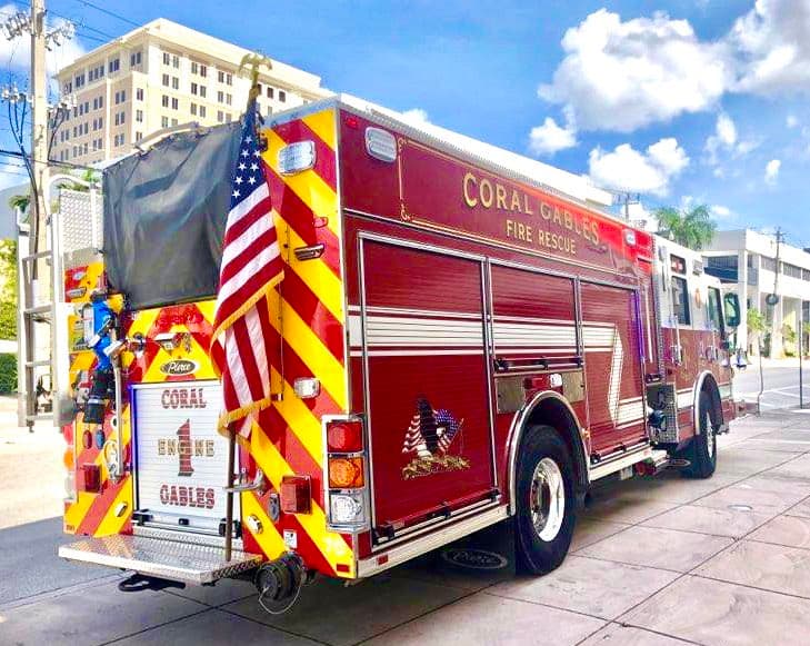 En la ciudad de Coral Gables, oficiales de policía y bomberos de la ciudad estarán marchando desde la avenida Ponce de León en la calle Minorca hasta la calle Salzedo, donde frente a la sede del Departamento de Policía y Bomberos plantarán banderas de los Estados Unidos. Habrá una guardia de honor donde se honrará la bandera así como un toque de campana y minuto de silencio.
<br>