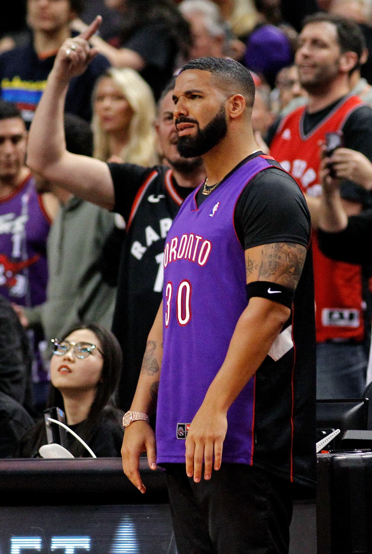 Mientras su equipo iba ganando él alegaba, saltaba y gritaba desde la línea con cada punto o jugada de emoción.