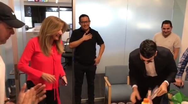 Jomari Goyso fue el encargado de servir las bebidas.