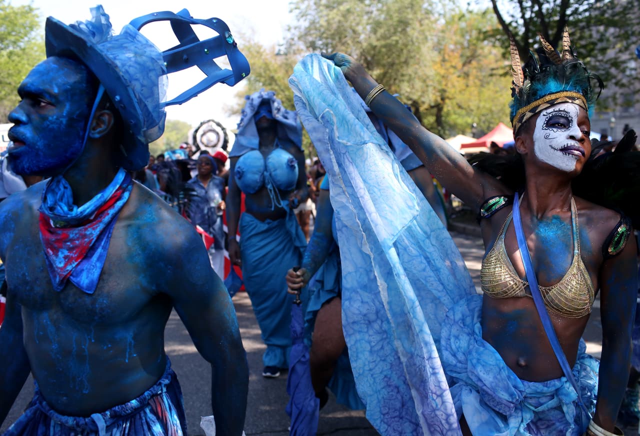 Ritmos caribeños como calypso y soca forman parte de la música que se comparte en el evento.