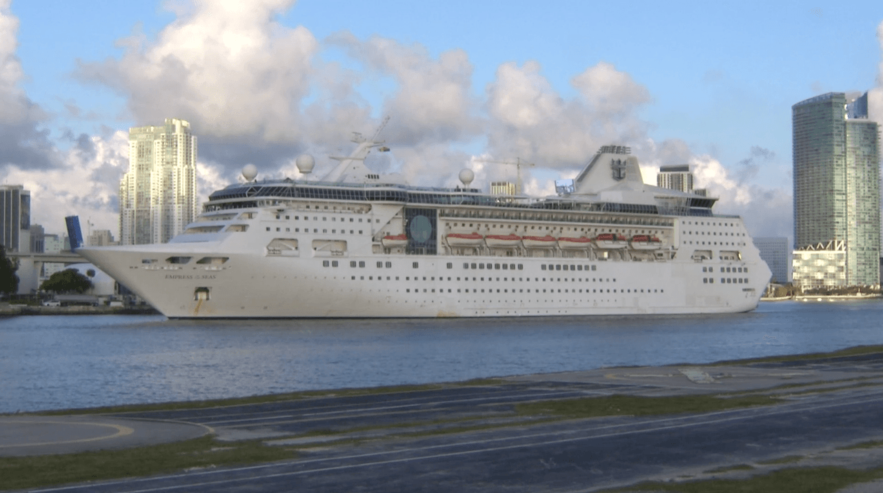 El barco 'Empress of the Sea' atracó en el puerto de Miami pasadas las 6 de la mañana.