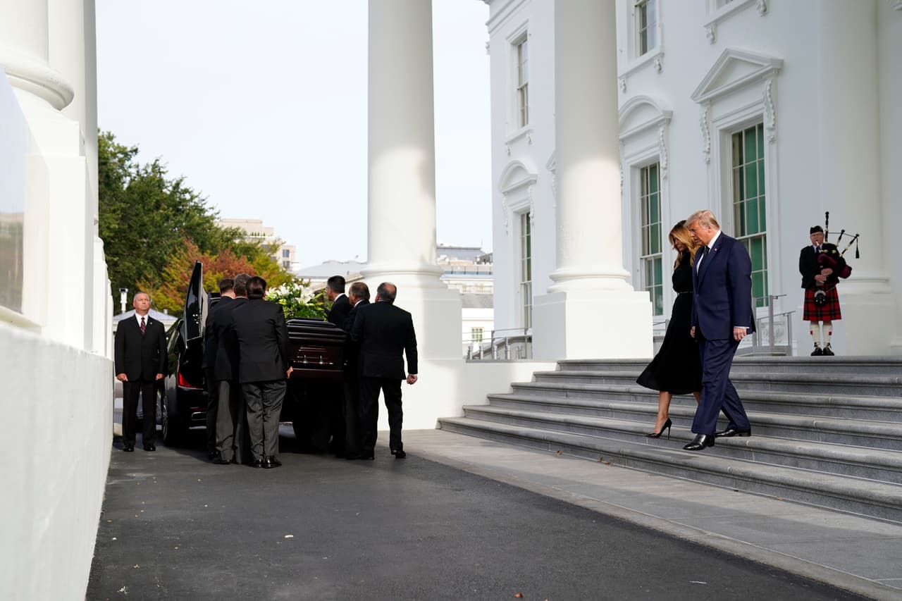 Fueron invitados el vicepresidente
<b><a href="https://www.univision.com/temas/mike-pence">Mike Pence</a></b> y el exalcalde de Nueva York Rudolph Giuliani. Los invitados no usaron mascarillas en el funeral pero todos fueron sometidos a pruebas de coronavirus en el Trump International Hotel, relata el diario.