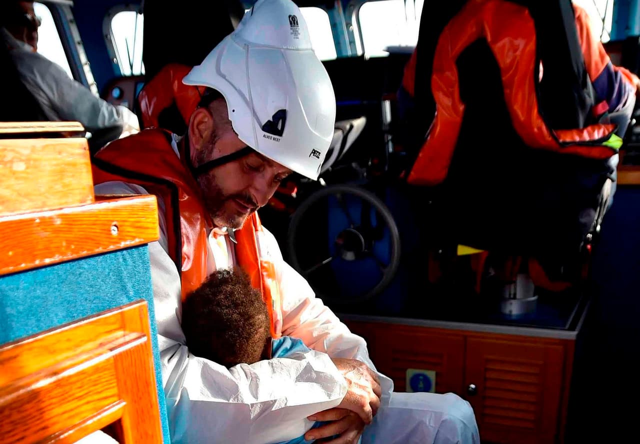 El abrazo que salvó a una bebé que casi se ahoga cerca de la costa de España