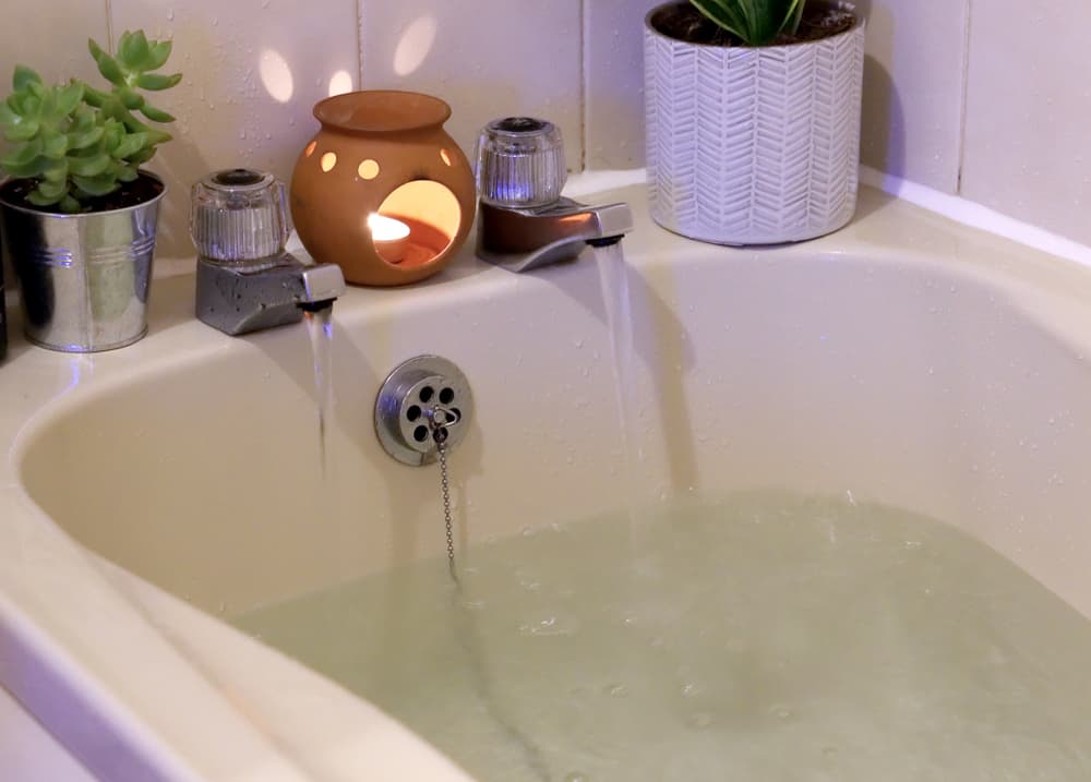 Prepara un baño de agua tibia con las esencias de limón o naranja.