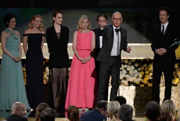 Michael Keaton agradeciendo el reconocimiento a Mejor Elenco.