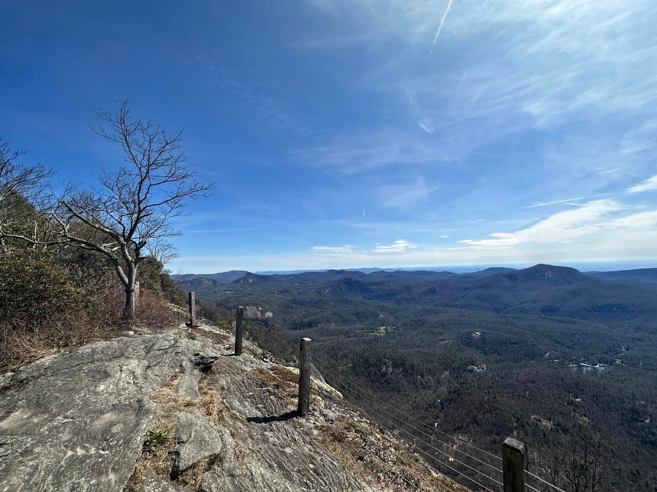 <b>Whiteside Mountain (Highlands)</b>
<br>
<b>Sitio web</b>: 
<a href="https://www.fs.usda.gov/recarea/nfsnc/recarea/?recid=48664">https://www.fs.usda.gov/recarea/nfsnc/recarea/?recid=48664</a> 
<br>
<b><a href="https://maps.app.goo.gl/sC8YtA64UAt97JAY6">Cómo llegar</a> </b>
<br>
<br>
<b><a href="https://www.univision.com/local/north-carolina-wuvc/whiteside-mountain-montanas-desafiantes-carolina-norte-fotos">Whiteside Mountain</a></b> está ubicada en el Bosque Nacional Nantahala, entre Cashiers y Highlands, en la autopista nacional 64.