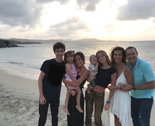 Los cinco hermanos (tres mujeres y dos hombres) son muy unidos. 
<br>