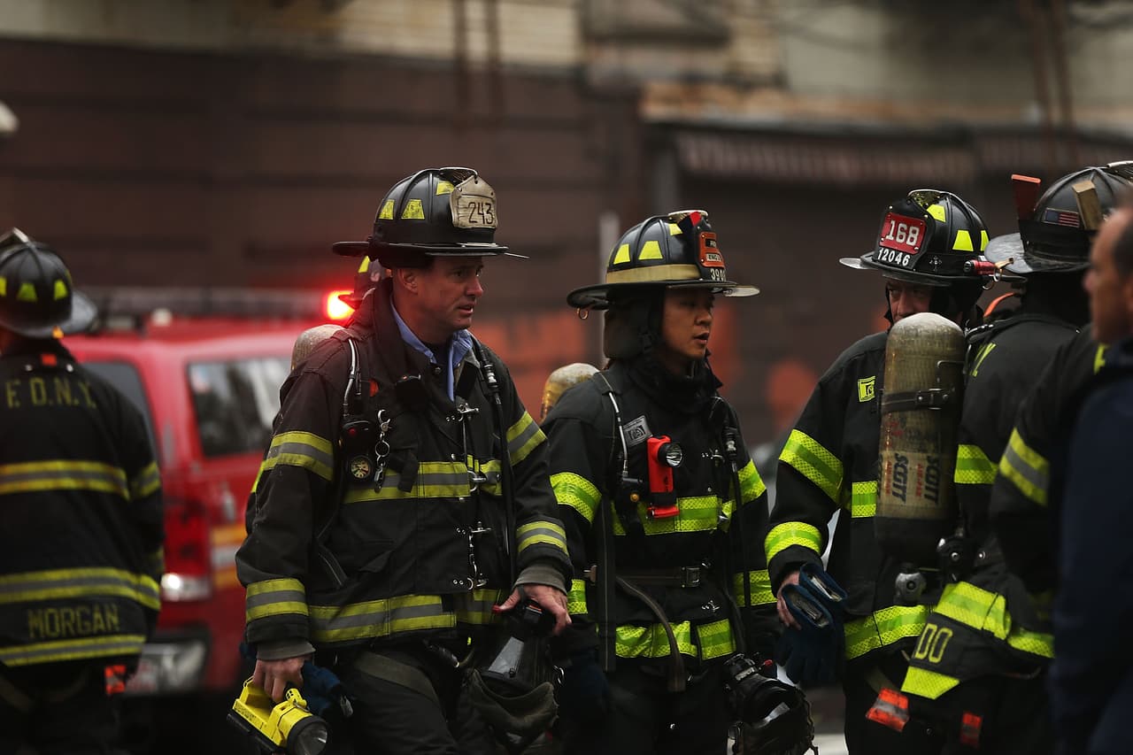 Madre es interrogada por la muerte de sus dos hijas en incendio de El Bronx