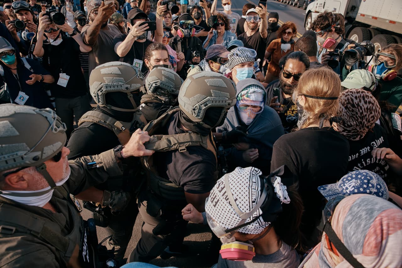 Manifestantes se enfrentan a agentes del ICE frente al centro de detención Delaney Hall mientras se manifiestan cerca de las puertas de entrada, el miércoles 27 de mayo de 2026, en Newark, N.J. (Foto AP/Andres Kudacki)