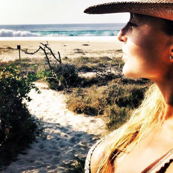 Pero el galán de telenovelas, aunque está lejos, no deja de estar pendiente de Angelique.