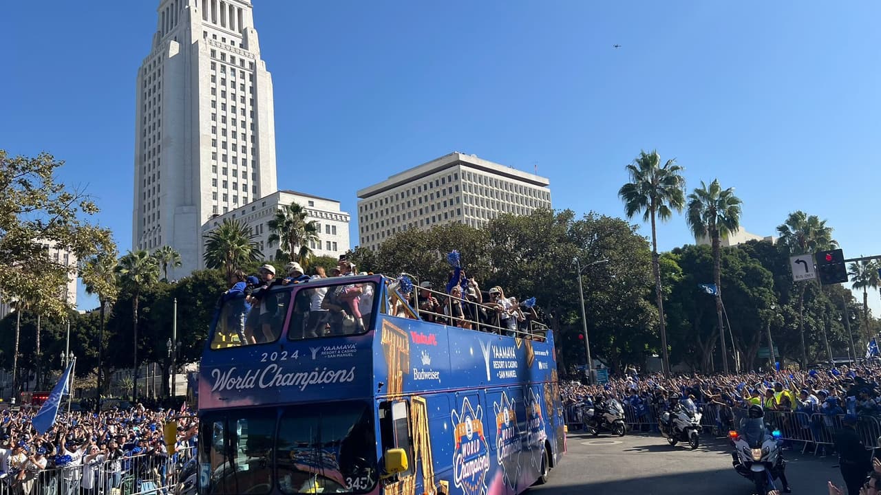 La fiesta y celebración inundaron las calles con mares de personas que acudieron y derramaron lágrimas al ver llegar al equipo.