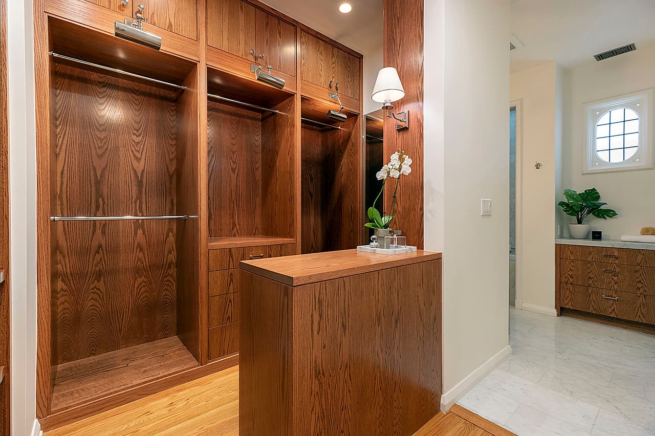 Además, de los enormes guardarropas.
<br>