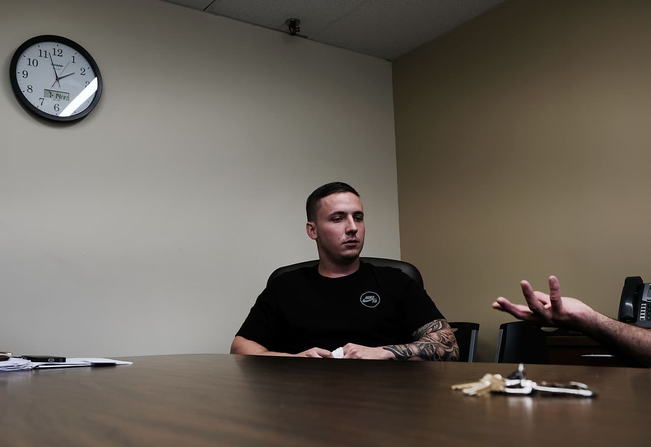 El Neil Kennedy Recovery Center es uno de los centros de recuperación más antiguos de Estados Unidos. En la imagen, Paul Wright, uno de los pacientes internados, escucha a su médico. 
<br>