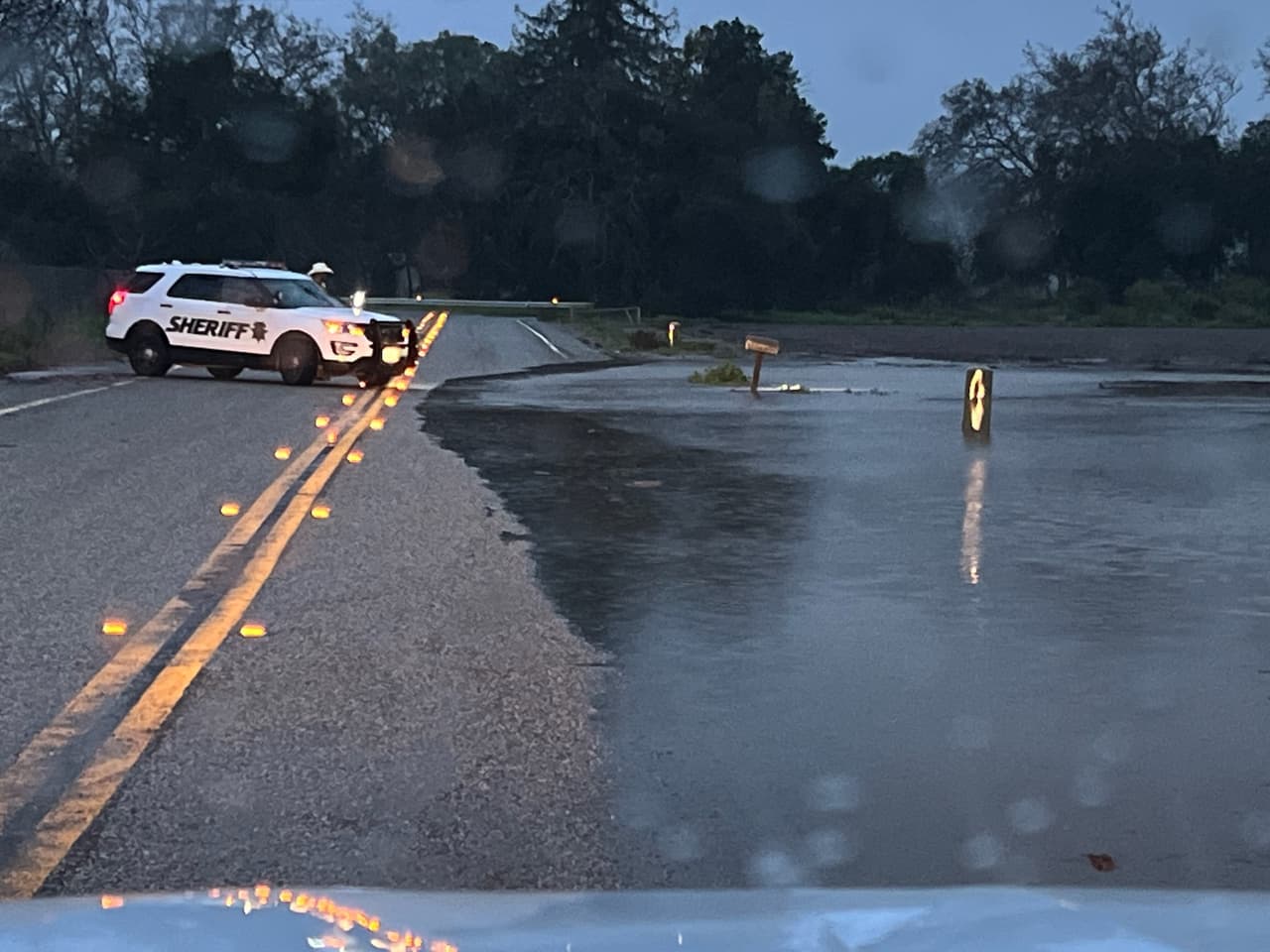 Desde las primeras horas de la mañana, las aguas del Uvas Creek comenzaron a inundar Frontage Road muy cerca de la autopista 101.