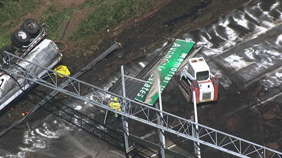 El camión cisterna tumbó uno de las señales de tránsito de la I-285