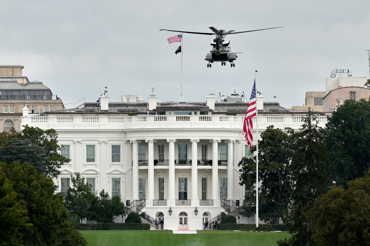 La visita de Xi Jinping a la Casa Blanca estuvo acompañada por una ceremonia protocolaria con una destacada exhibición militar y aérea. El despliegue incluyó la participación de elementos de las Fuerzas Armadas y un espectáculo en el cielo, como parte de los actos oficiales organizados para recibir al mandatario chino.