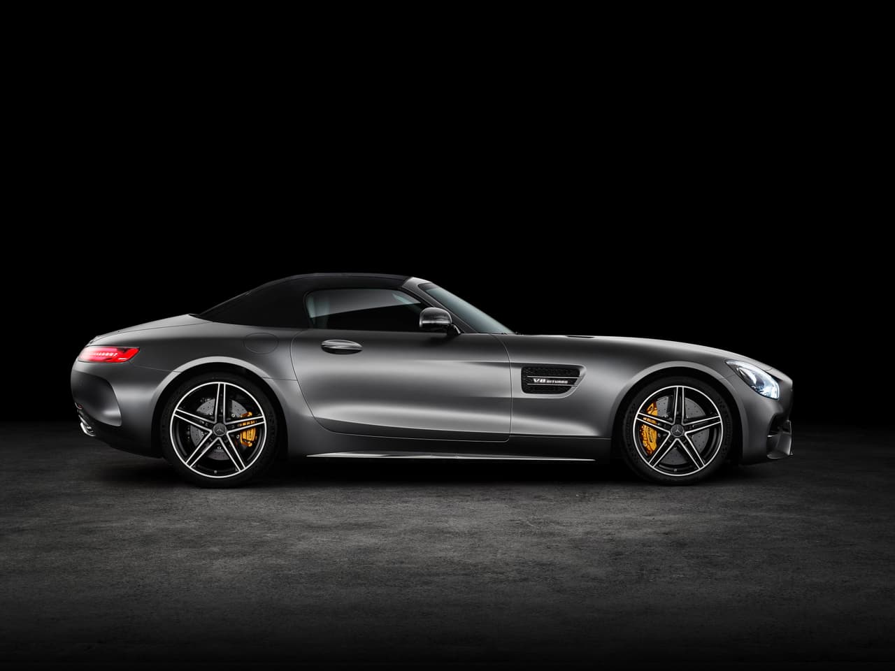 Los Mercedes-AMG GT Roadster y GT C Roadster con el techo alzado son vehículos sólidos que no te harán extrañar los techos fijos de metal. El techo de lona con tres capas de resistentes telas está instalado sobre una ligera pero resistente estructura de magnesio, acero y aluminio que no sólo protege sino que ayuda a mantener un centro de gravedad bajo.
<br>