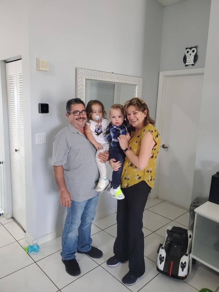 Al llegar a la casa, estaban algunos familiares de la pareja esperando a Liam para conocerlo.