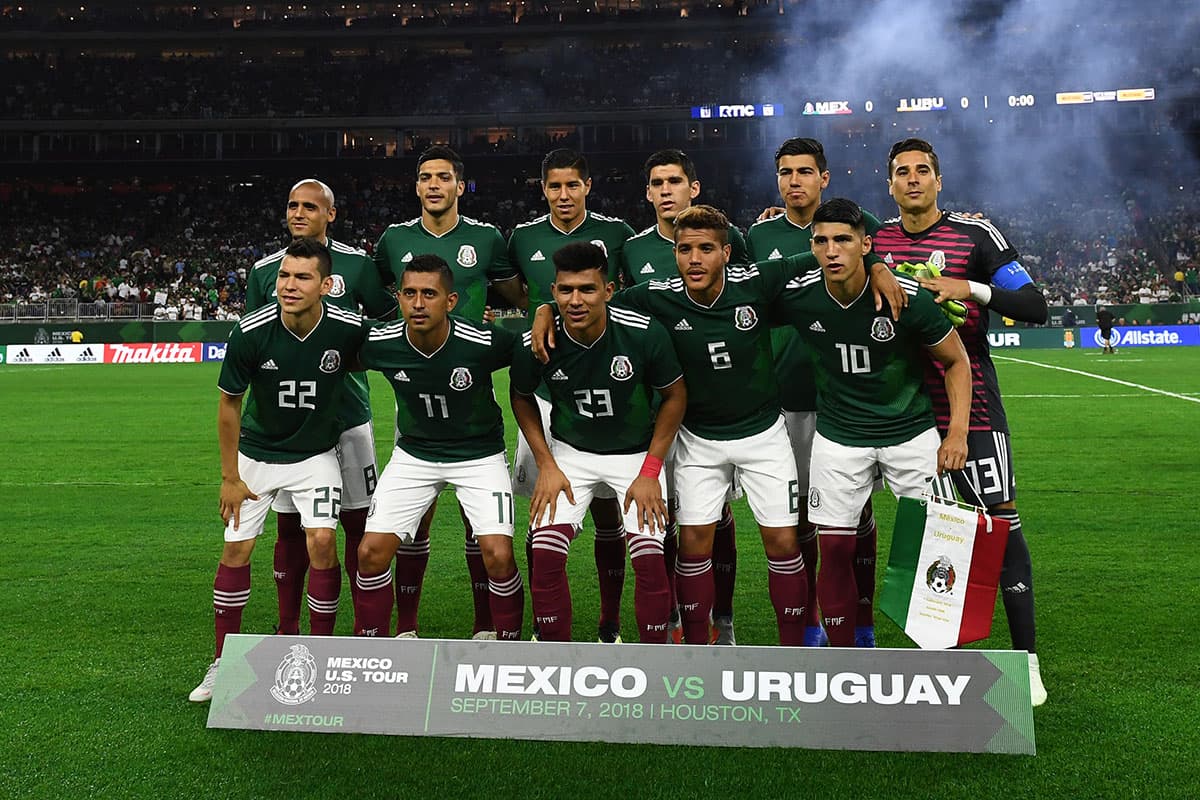 México formó con Guillermo Ochoa; Erick Gutiérrez, Jesús Angulo, Hugo Ayala; Jesús Gallardo, Hirving Lozano, Jonathan Dos Santos; Luis Rodríguez, Raúl Jiménez, Alan Pulido y Elías Hernández.