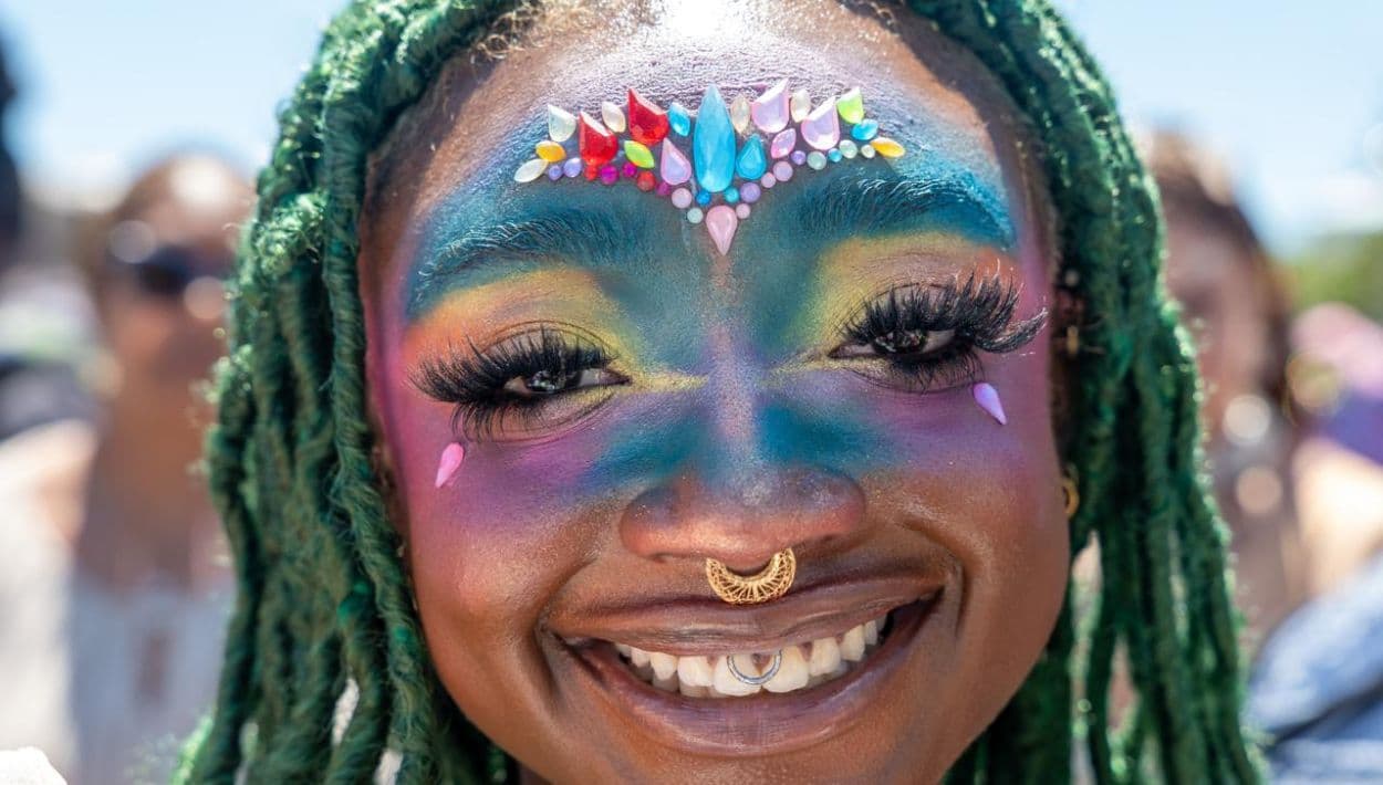 Una participante con el rostro pintado asiste al tradicional Desfile de Sirenas en Coney Island el 20 de junio de 2026, en el distrito de Brooklyn.