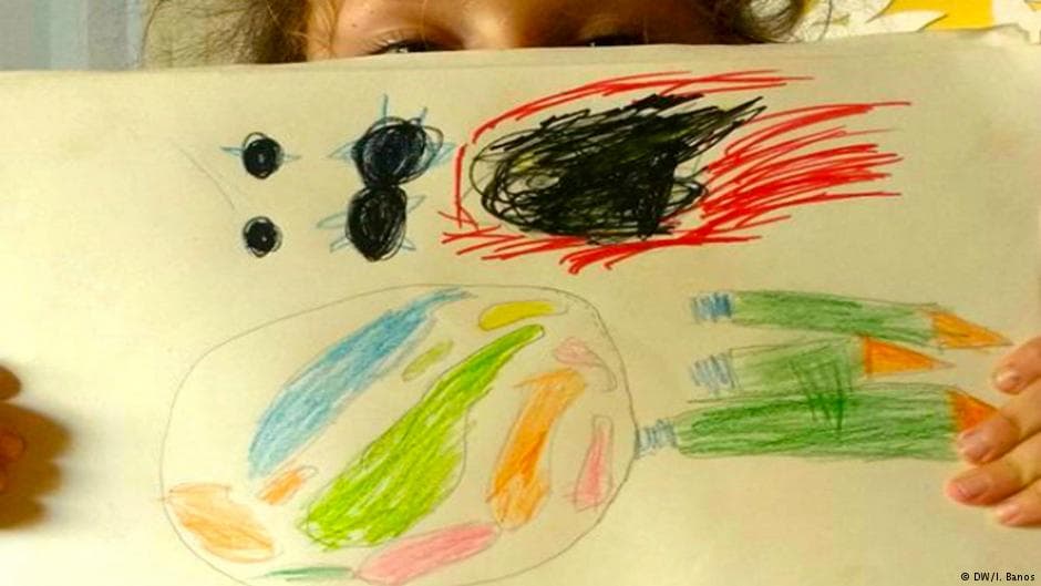 <b>Huyendo del calor. </b>Emma (7 años) viajó hace poco por el Sudeste Asiático con su madre. Quedó encantada, salvo por el calor. Por su madre se enteró de que la temperatura sube cada año en la Tierra. No sorprende que imagine así a nuestro planeta en el futuro: el sol quemará casi todo y la gente tendrá que abandonar la Tierra, en cohetes espaciales, por supuesto.