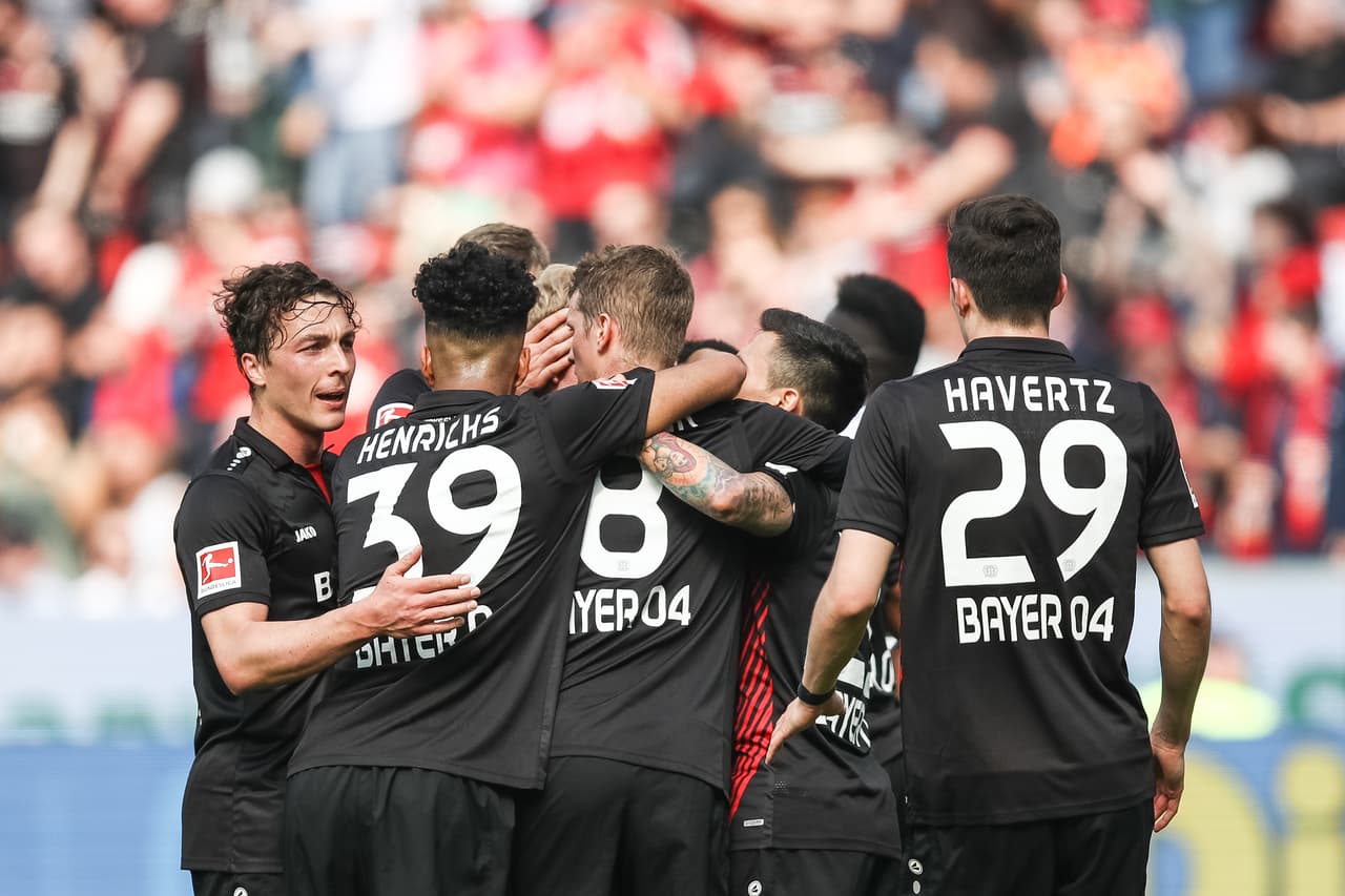 El '10' del Leverkusen se levantó en el área y exigiéndose pudo conectar de cabeza la pelota, que pegó en el vertical derecho y se metió al arco.