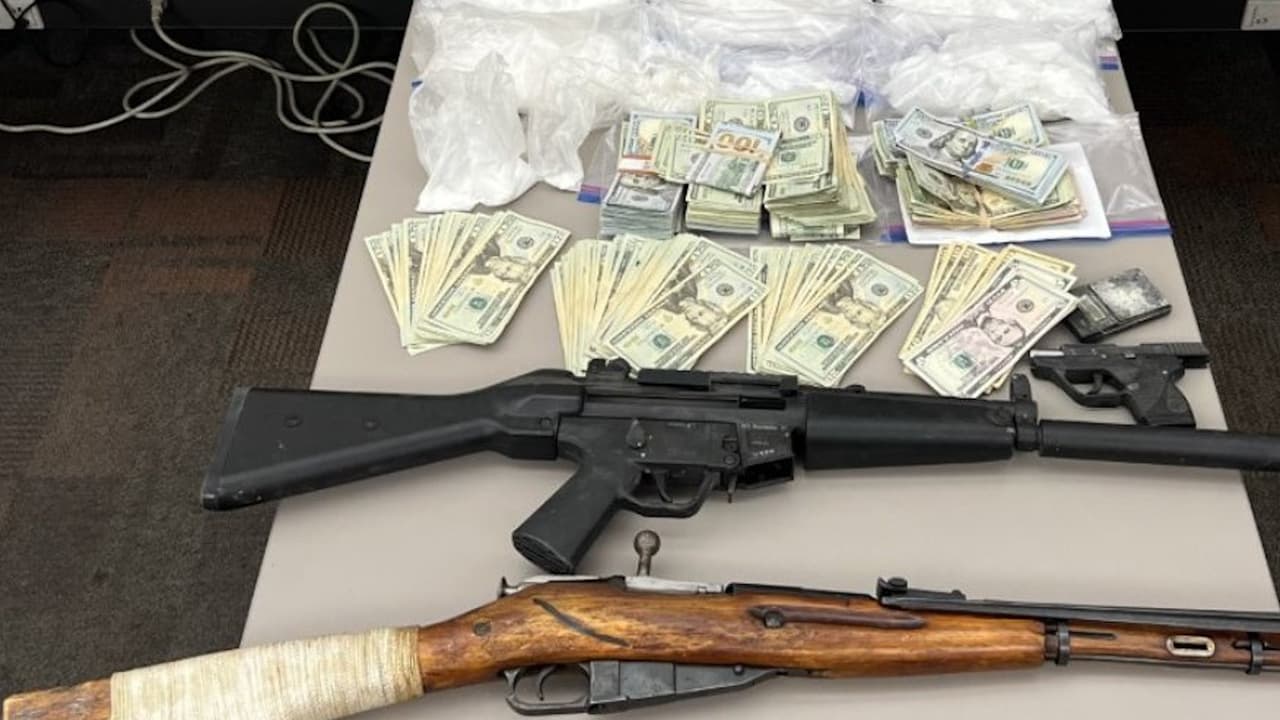 Allanamiento lleva a decomiso de más de $ 2 millones en metanfetamina, armas y miles de dólares en efectivo