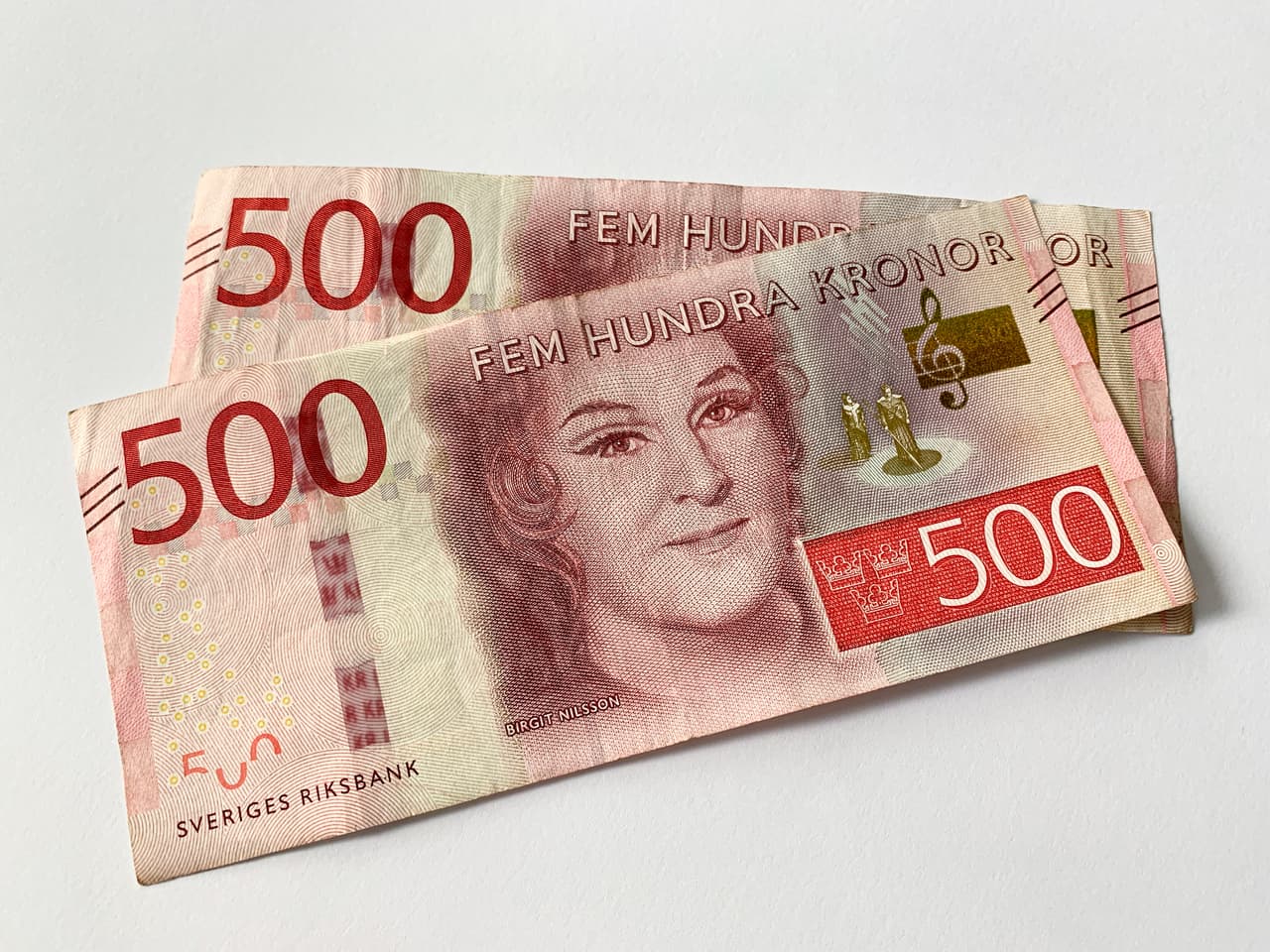 <h3 class="cms-H3-H3">Birgit Nilssom (1918 - 2005)</h3>
<br>
<br>🪙
<b>Conocida como: </b>cantante de ópera.
<br>
<br>🪙
<b>País: </b>Suecia.
<br>
<br>🪙
<b>Denominación:</b> 500 coronas.
<br>