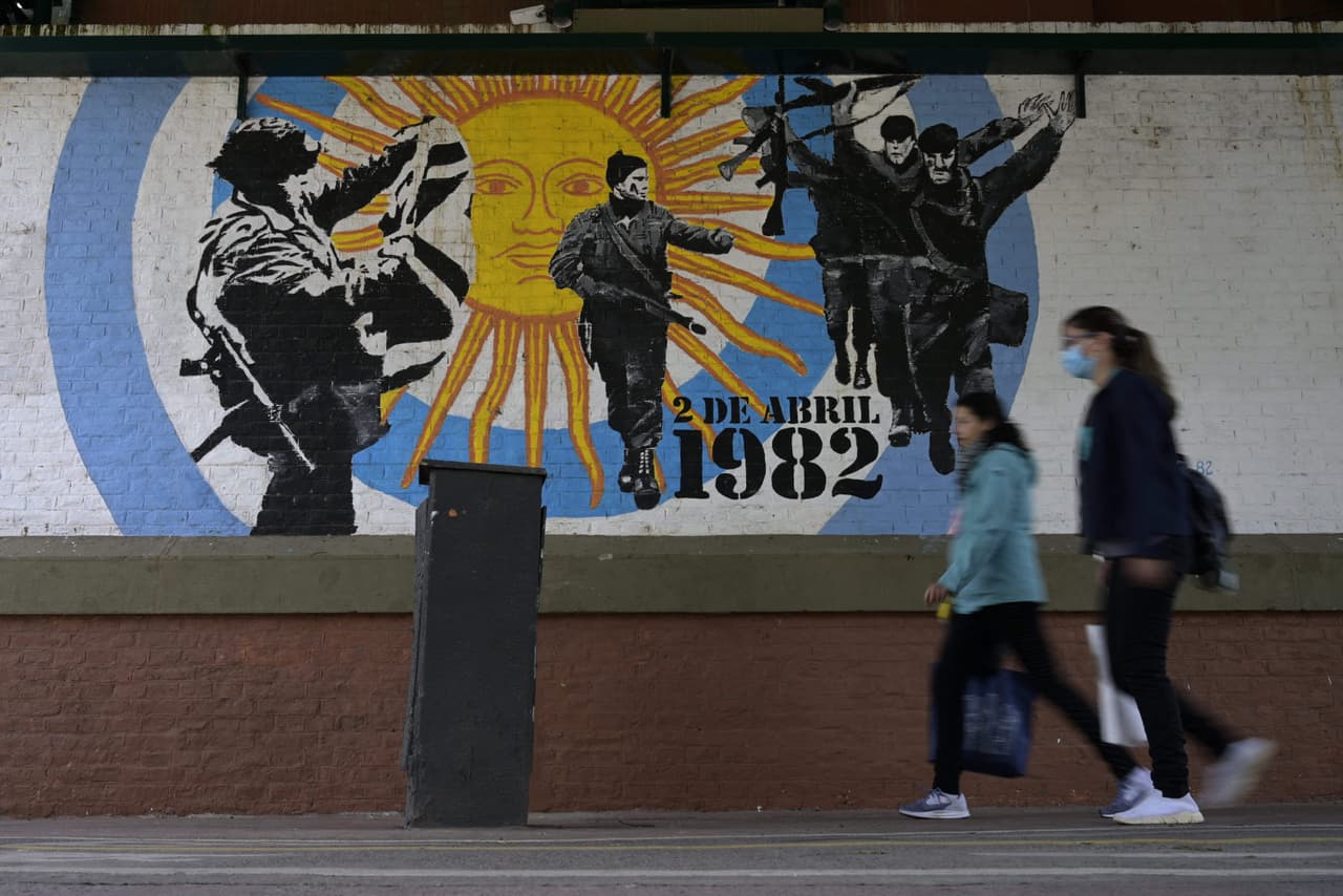 La icónica foto que tomó el periodista argentino Rafael Wollman el 2 de abril de 1983, en la que se muestra a soldados del regimiento de Royal Marines británico rendidos tras la ocupación de Puerto Stanley (rebautizado Puerto Argentino) inspiró este mural en una calle de Buenos Aires.