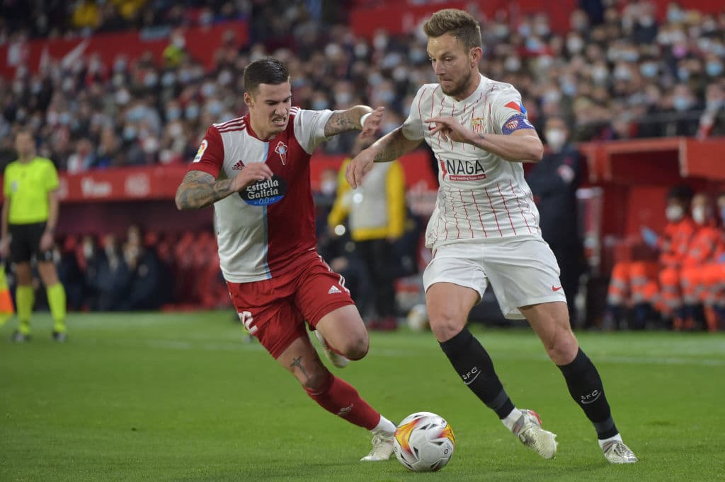 Los locales lograron conectar en el segundo tiempo para recuperar la desventaja de 0-2 para terminar empatando 2-2, Sevilla logró recatar el empate, pero le vuelve a dar oportunidad al Real Madrid de serpararse en la punta.