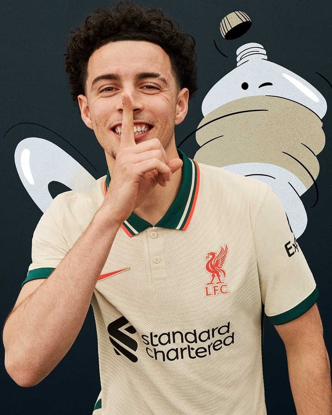 Liverpool le apostó a la ecología y sus playeras están hechas con plástico.