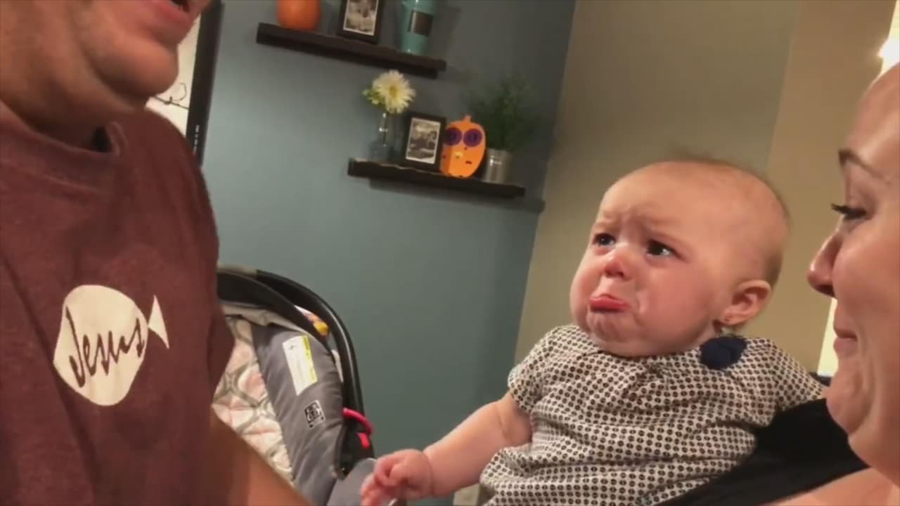 Sus papás se besan, pero a esta bebé no le gusta para nada