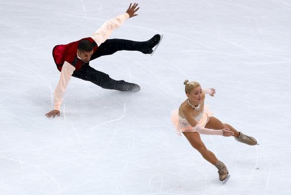 Robin Szolkowy de Alemania, cae mientras competía con Aliona Savchenko en la prueba de parejas de patinaje artístico.