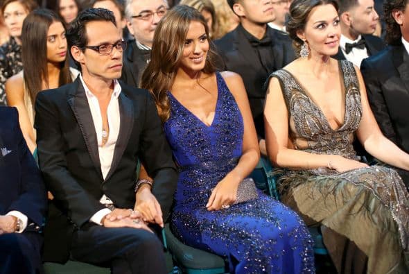 Así la vimos junto a su adorado esposo durante la ceremonia.