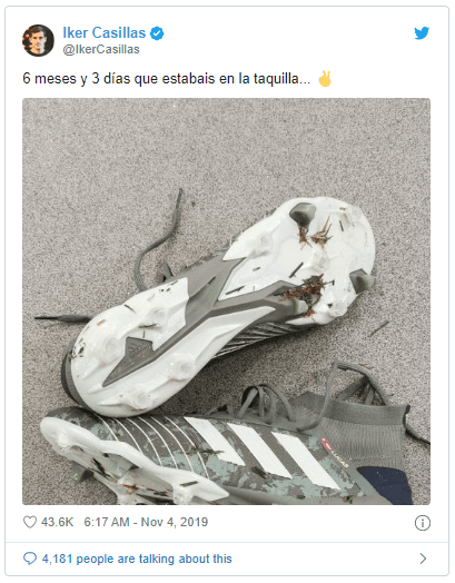 Iker Casillas publicó el 4 de noviembre en sus redes sociales, una imagen de sus botines de futbol con residuos de césped, en señal de que los volvió a calzar de nuevo.